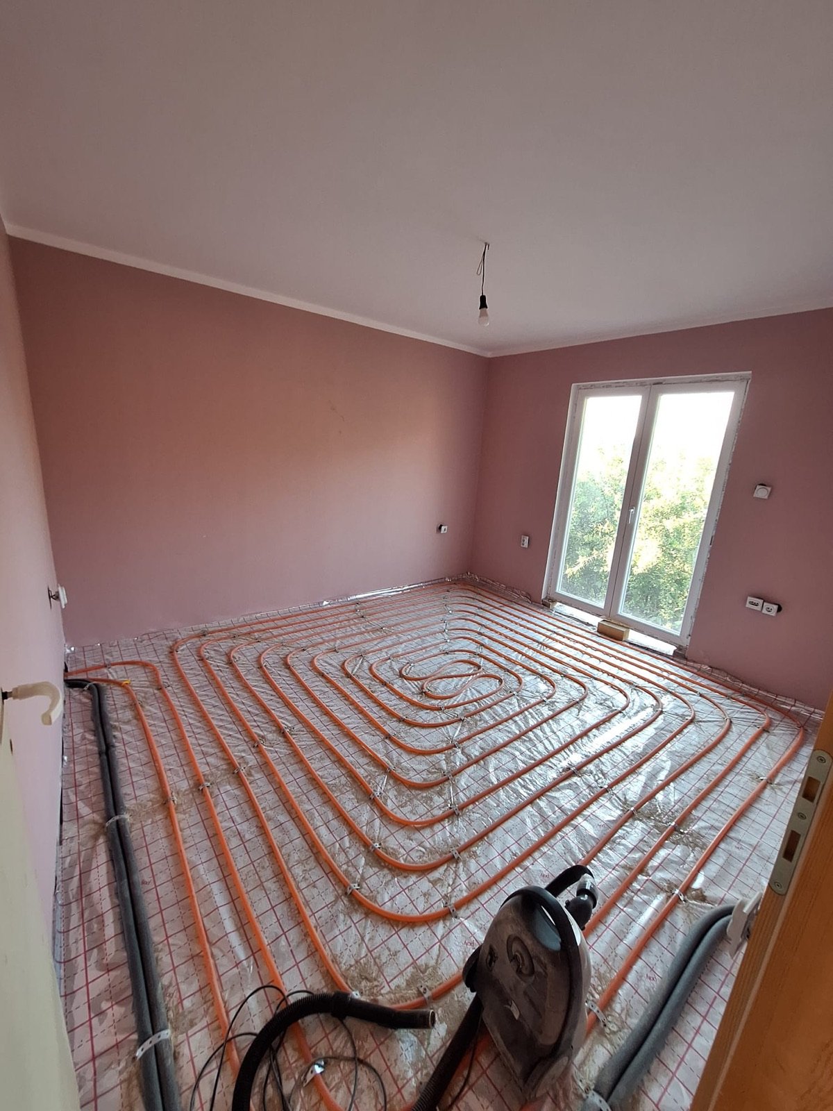 Sistem podnog grejanja u sobi